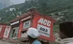 भारी बारिश की मार से बेहाल दुकानें बालगंगा में गिरी- गर्म कुंडों में.. भारी बारिश की मार से बेहाल दुकानें बालगंगा में गिरी- गर्म कुंडों में..