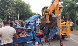 श्रद्धालुओं को लेकर जा रहे ऑटो रिक्शा में टूरिस्ट बस ने मारी टक्कर....