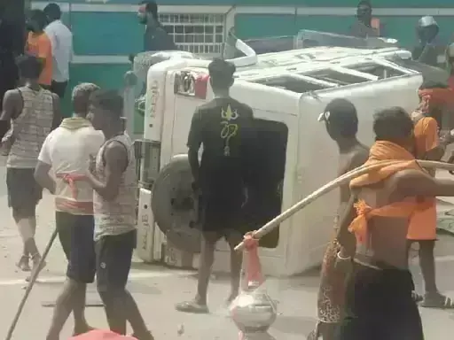 कांवड़ियों ने तोड़ी पुलिस की गाड़ी- जमकर हुआ हाईवे पर हंगामा कांवड़ियों ने तोड़ी पुलिस की गाड़ी- जमकर हुआ हाईवे पर हंगामा