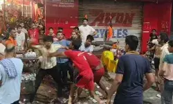 कांवड़ियों से मारपीट- फिर युवक की धुनाई- साथी ने जोड़े हाथ- देखें वीडियो