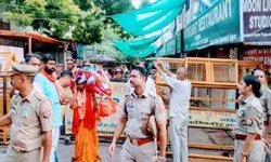 ताजमहल में कांवड़ चढ़ाने पर जिद पर अड़ी महिला को पुलिस ने रोका ताजमहल में कांवड़ चढ़ाने पर जिद पर अड़ी महिला को पुलिस ने रोका