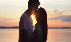 महिलाओं ने लगाये स्टॉल- हग और किस करने की ले रही इतनी रकम महिलाओं ने लगाये स्टॉल- हग और किस करने की ले रही इतनी रकम