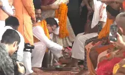 सीएम ने कांवड़ियों का किया चरण वंदन- हेलीकॉप्टर से बरसाए फूल सीएम ने कांवड़ियों का किया चरण वंदन- हेलीकॉप्टर से बरसाए फूल