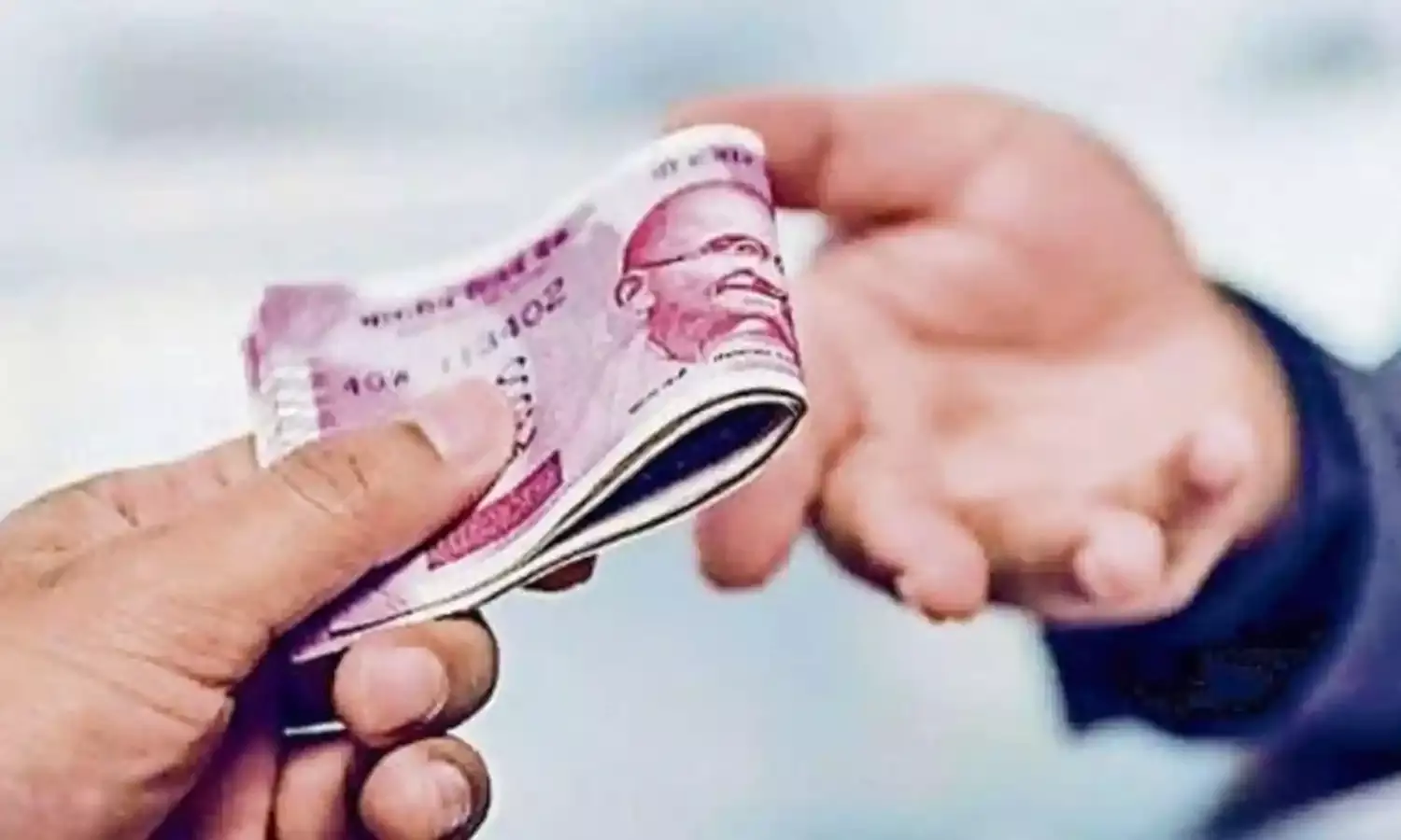 हजारों रुपए की रिश्वत लेते कानूनगो गिरफ्तार- रिपोर्ट तैयार करने...