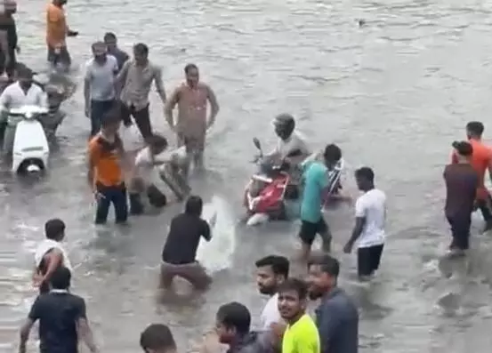 हुडदंगियों ने बारिश में मचा हुड़दंग और पुलिस अफसरो पर गिर गई गाज हुडदंगियों ने बारिश में मचा हुड़दंग और पुलिस अफसरो पर गिर गई गाज