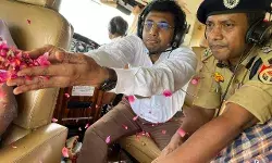 हेलीकॉप्टर से कावड़ियों पर बरसे फूल- बम-बम भोले की सुनाई दी गूंज हेलीकॉप्टर से कावड़ियों पर बरसे फूल- बम-बम भोले की सुनाई दी गूंज