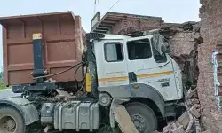 घर में घुसा बेकाबू ट्रेलर- तीन घर हुए ध्वस्त- घर में रह रहे 9 लोग... घर में घुसा बेकाबू ट्रेलर- तीन घर हुए ध्वस्त- घर में रह रहे 9 लोग...