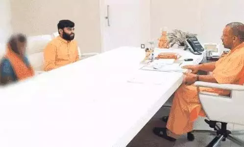योगी ने दुष्कर्म पीड़िता की मां को दिया भरोसा- बख्शे नहीं जाएंगे दरिंदे योगी ने दुष्कर्म पीड़िता की मां को दिया भरोसा- बख्शे नहीं जाएंगे दरिंदे