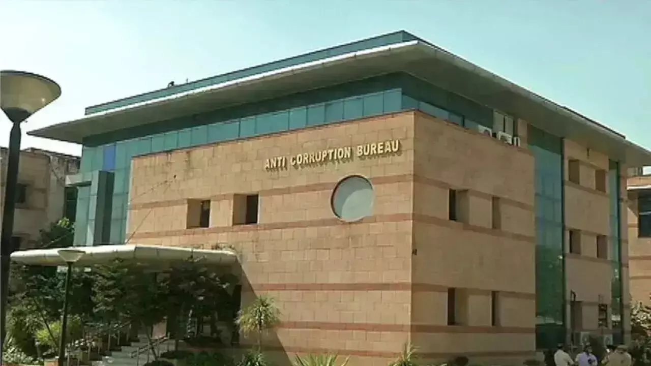 सहायक प्रशासनिक अधिकारी के नौ ठिकानों पर एसीबी के छापे सहायक प्रशासनिक अधिकारी के नौ ठिकानों पर एसीबी के छापे