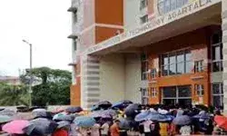 एनआईटी अगरतला में तीसरे दिन भी विरोध प्रदर्शन जारी एनआईटी अगरतला में तीसरे दिन भी विरोध प्रदर्शन जारी