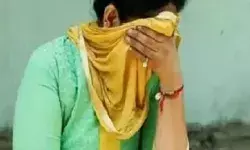 नल पर कपड़े धो रही थी महिला- युवक ने की गंदी हरकत- चिल्लाने पर...