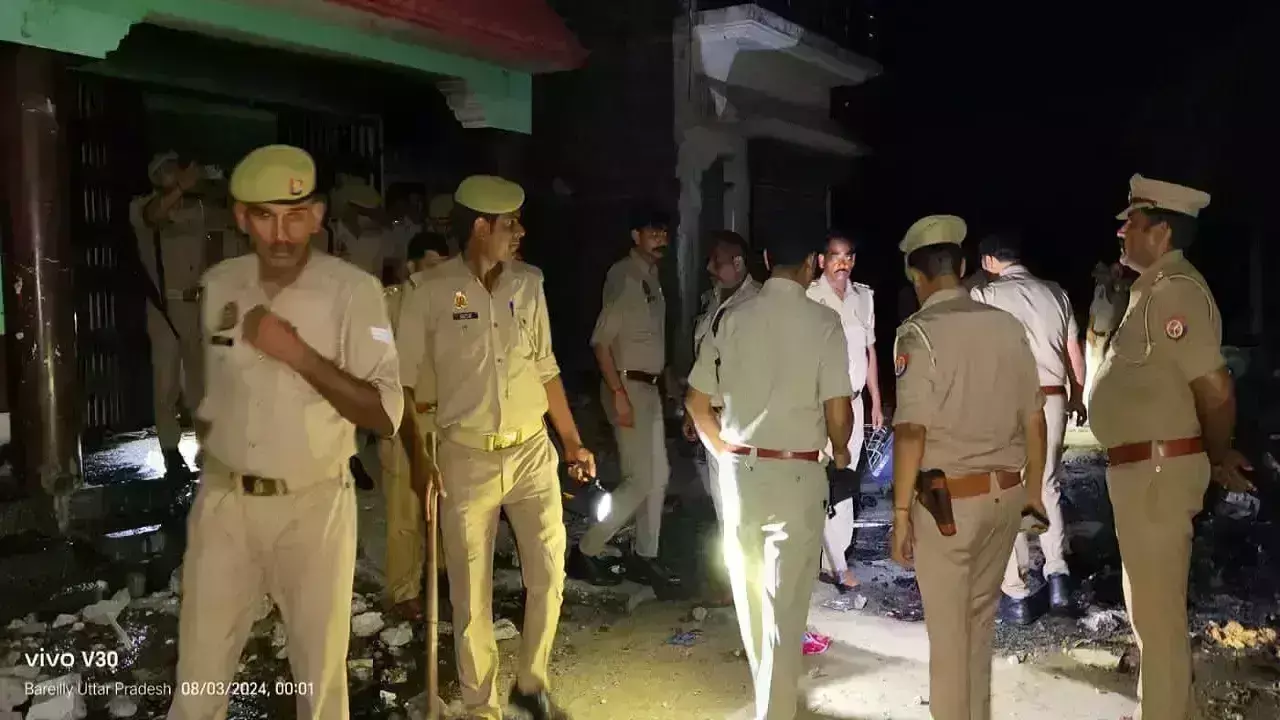 भीड़ ने घर में घुसकर लगा दी आग- इंस्पेक्टर समेत 03 निलंबित भीड़ ने घर में घुसकर लगा दी आग- इंस्पेक्टर समेत 03 निलंबित