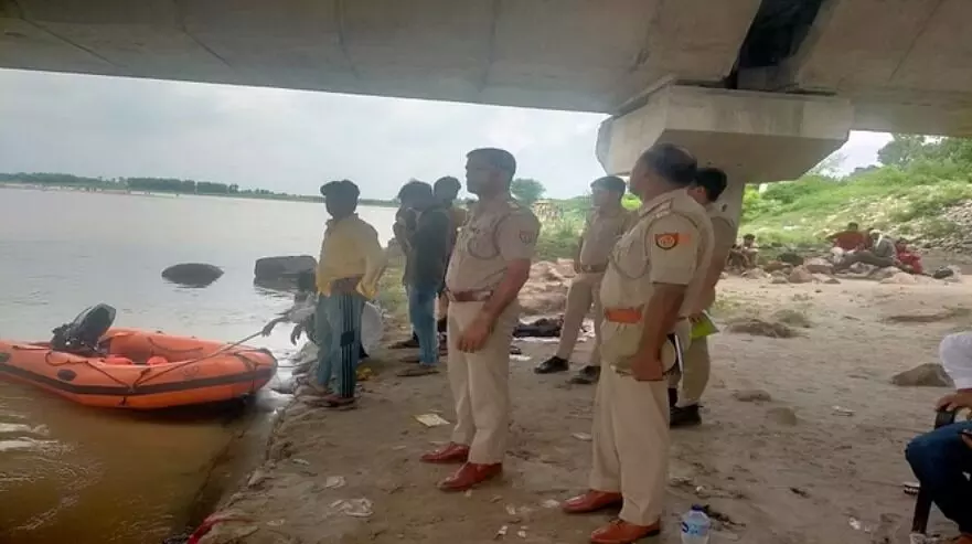 दो सगे भाइयों के साथ मामा भी यमुना में डूबा- तलाश में जुटे गोताखोर दो सगे भाइयों के साथ मामा भी यमुना में डूबा- तलाश में जुटे गोताखोर