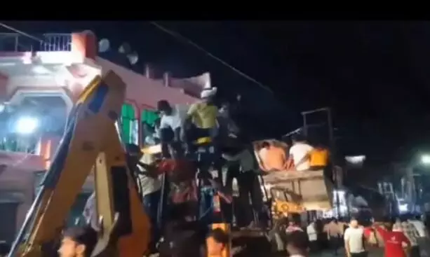 बुलडोजर बारात में युवकों का खडदू- जमकर उडाई सुरक्षा व कानून की धज्जियां बुलडोजर बारात में युवकों का खडदू- जमकर उडाई सुरक्षा व कानून की धज्जियां
