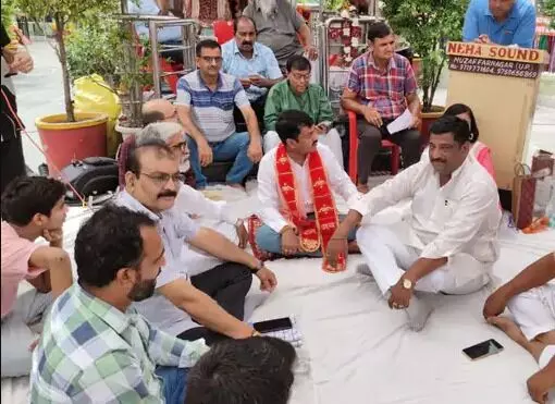 अतिक्रमण के मकड़जाल में फंसे शहर की मुक्ति के लिए समाजसेवियों का धरना अतिक्रमण के मकड़जाल में फंसे शहर की मुक्ति के लिए समाजसेवियों का धरना