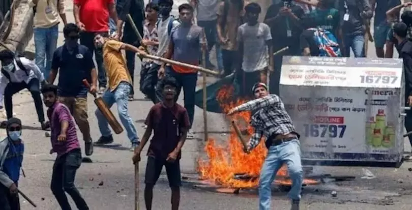 सरकारी नौकरियों में कोटा खत्म करने को लेकर फिर भड़की हिंसा- 32 की मौत सरकारी नौकरियों में कोटा खत्म करने को लेकर फिर भड़की हिंसा- 32 की मौत