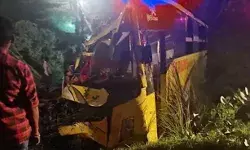 कार के साथ हुई टक्कर के बाद 50 फीट नीचे गिरी AC बस- मां बेटे समेत.... कार के साथ हुई टक्कर के बाद 50 फीट नीचे गिरी AC बस- मां बेटे समेत....