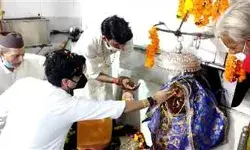 सिंधिया ने भगवान शनिदेव का तेलाभिषेक कर पूजा अर्चना की सिंधिया ने भगवान शनिदेव का तेलाभिषेक कर पूजा अर्चना की