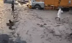 कंगन में फटा बादल- कई घर और गाड़ियां दबी- कई सड़कों को भारी नुकसान कंगन में फटा बादल- कई घर और गाड़ियां दबी- कई सड़कों को भारी नुकसान