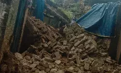 बारिश से मकान गिरा, दो बच्चों की मौत आधा दर्जन लोग घायल