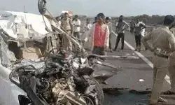 अंतिम संस्कार करके लौट रहे परिवार की कार ट्रक में घुसी- भाई- बहन समेत.. अंतिम संस्कार करके लौट रहे परिवार की कार ट्रक में घुसी- भाई- बहन समेत..