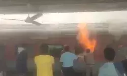 ट्रेन में लगी आग- धूं धूं करके जली AC बोगियां- मची अफरा तफरी ट्रेन में लगी आग- धूं धूं करके जली AC बोगियां- मची अफरा तफरी