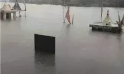 नदी में बही श्रद्धालुओं की कार-रेस्क्यू कर चार निकाले- एक की तलाश जारी नदी में बही श्रद्धालुओं की कार-रेस्क्यू कर चार निकाले- एक की तलाश जारी