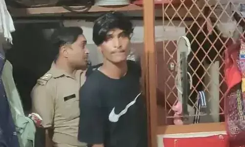 फ्लैट पर पुलिस का छापा- 4 पुरुष एवं 1 महिला ऐसे हालातों में गिरफ्तार