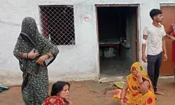 मां बाप व भाई को काटने के बाद खून से सनी कुल्हाड़ी लेकर गांव में....