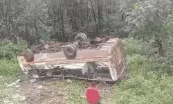 बेकाबू हुई ओवरलोड बस रेलिंग तोड़कर खाई में गिरी- आधा सैकड़ा यात्री.. बेकाबू हुई ओवरलोड बस रेलिंग तोड़कर खाई में गिरी- आधा सैकड़ा यात्री..