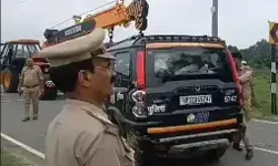 नीलगाय की टक्कर से अनियंत्रित PRV गड्ढे में गिरी- चालक समेत तीन.....