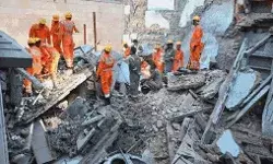 मंदिर के पास भरभराकर गिरे दो मकान- महिला पुलिसकर्मी समेत नो दबे मंदिर के पास भरभराकर गिरे दो मकान- महिला पुलिसकर्मी समेत नो दबे