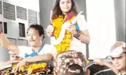ओलंपिक में दो पदक जीतकर लौटी बेटी- स्वागत में बिछाए पलक पांवड़े ओलंपिक में दो पदक जीतकर लौटी बेटी- स्वागत में बिछाए पलक पांवड़े