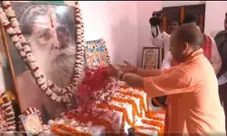 परमहंस रामचंद्र दास की समाधि पर अर्पित की पुष्पाजंलि परमहंस रामचंद्र दास की समाधि पर अर्पित की पुष्पाजंलि