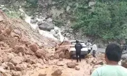 हाईवे पर ऋषिकेश जा रही कार पर पहाड़ से गिरे बोल्डर- भीतर बैठे लोगों...
