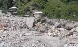 बादल फटने से आई प्रलय में 45 लोग बहे- 13 लोगों की मौत बादल फटने से आई प्रलय में 45 लोग बहे- 13 लोगों की मौत