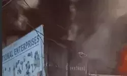 सेल डिपो एवं जॉइनरी मिल में आग- पुलिस व सेना के साथ फायरकर्मी मौके पर सेल डिपो एवं जॉइनरी मिल में आग- पुलिस व सेना के साथ फायरकर्मी मौके पर