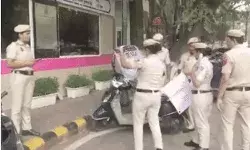 राजधानी की सड़कों पर लगे आतंकियों के पोस्टर - रहे सावधान राजधानी की सड़कों पर लगे आतंकियों के पोस्टर - रहे सावधान