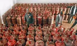 सरकार का महिलाओं को हरियाली तीज गिफ्ट- मिलेगा 500 का सिलेंडर सरकार का महिलाओं को हरियाली तीज गिफ्ट- मिलेगा 500 का सिलेंडर