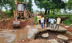 पानी के तेज बहाव में एक और पुल बहा- कई गांव के बीच टूटा संपर्क पानी के तेज बहाव में एक और पुल बहा- कई गांव के बीच टूटा संपर्क