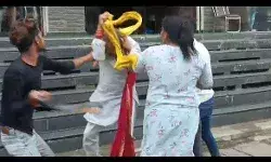 कारोबारी पर महिला ने की जूते-चप्पलों की बरसात, लगाया यह आरोप