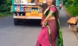 REEL के लिए रोका रास्ता- युवती ने सड़क पर मटकाये कूल्हे REEL के लिए रोका रास्ता- युवती ने सड़क पर मटकाये कूल्हे