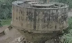 बारिश की मार से बेहाल 3 मंजिला बिल्डिंग गिरी- पानी की टंकी धंसी