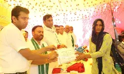 मंत्रियो ने तहसील में किया खतौनी, घरौनी का वितरण- पब्लिक को बांटे तिरंगे