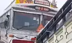 हाईवे पर बस के साथ हुई भिड़ंत में उड़े पिकअप के परखच्चे- दो लोगों..