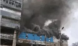 बैंकट हॉल में भयंकर आग- 2 किलोमीटर दूर से ही दिखाई दे रहा धुआं ही धुआं बैंकट हॉल में भयंकर आग- 2 किलोमीटर दूर से ही दिखाई दे रहा धुआं ही धुआं