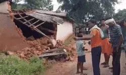 बेकाबू हुए हाथी का परिवार पर हमला- पैरो तले कुचलकर चार उतारे मौत.... बेकाबू हुए हाथी का परिवार पर हमला- पैरो तले कुचलकर चार उतारे मौत....