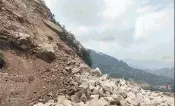 लैंडस्लाइड से दरका पहाड़- नेशनल हाईवे हुआ बंद- मलबे में.... लैंडस्लाइड से दरका पहाड़- नेशनल हाईवे हुआ बंद- मलबे में....