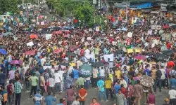 नई सरकार के खिलाफ हिंदुओं ने खोला मोर्चा- भगवामय हुई ढाका की सड़कें नई सरकार के खिलाफ हिंदुओं ने खोला मोर्चा- भगवामय हुई ढाका की सड़कें