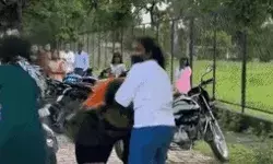 एक अनार सौ बीमार- बायफ्रेंड के लिए आपस में भिड़ी लड़कियां- सड़क... एक अनार सौ बीमार- बायफ्रेंड के लिए आपस में भिड़ी लड़कियां- सड़क...